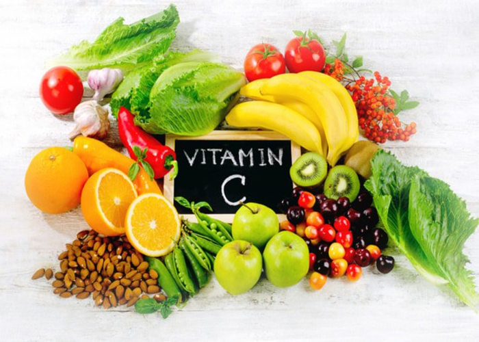 Các trái cây giàu vitamin C như táo, cam, bưởi, quít, lê, cà chua, chanh có thể hạn chế sự hình thành sắc tố, ngăn ngừa hắc sắc tố bị nhiễm mạn tính trong da.