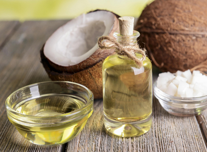 Dầu dừa có chứa các thành phần như axit lauric và các vitamin khác được cho là rất có lợi cho da.