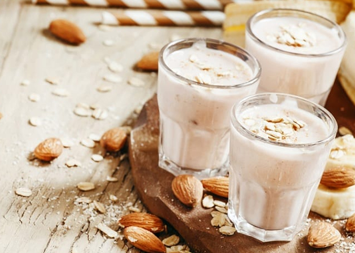 Kết hợp ăn yến mạch với sữa hạnh nhân không đường chúng sẽ bổ sung thêm protein có lợi cho bạn