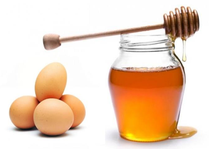 Mật ong và trứng gà được xem là thần dược có tác dụng cung cấp dưỡng chất cho da và giảm vết thâm nám rất hiệu quả