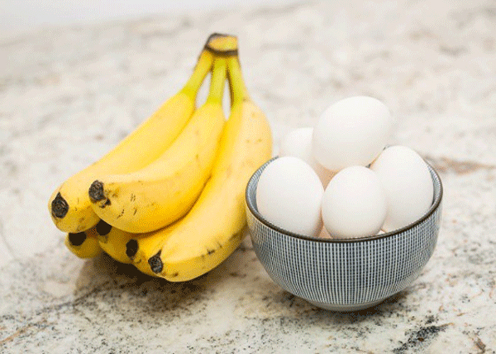 Thành phần vitamin trong chuối cùng lòng trắng trứng giúp tăng cường chức năng chống lão hóa, cải thiện độ sáng cũng như cấp ẩm cho da