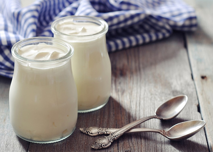 Trong sữa chua có chứa hàm lượng acid lactic cùng các dưỡng chất hỗ trợ rất tốt việc tái tạo, phục hồi da