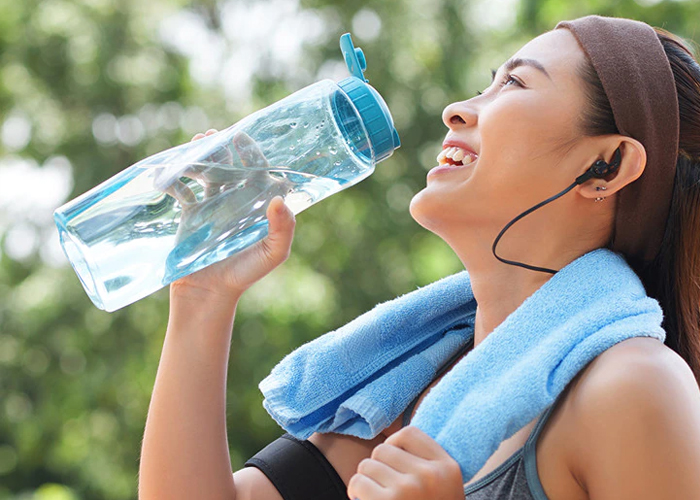 Uống đủ nước không chỉ giúp cơ thể hoạt động bình thường mà còn có thể hỗ trợ giảm cân bằng cách giữ cho bạn no giữa các bữa ăn.
