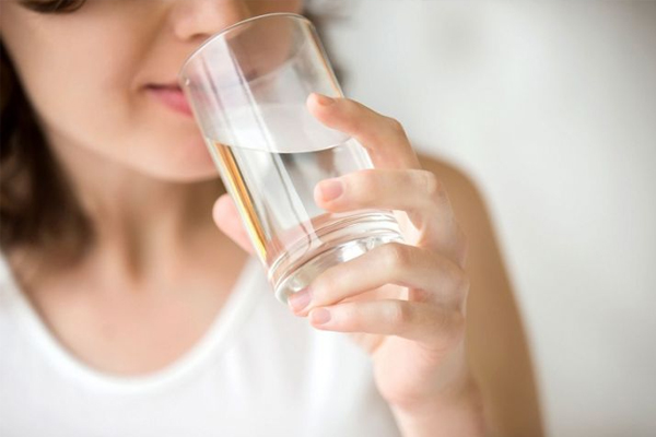 Uống nước nhiều có thể kiềm chế thèm ăn của bạn, thúc đẩy sự trao đổi chất của bạn