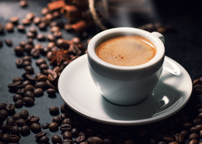Cà phê có chất cafein có thể tấn công lên da mặt của bạn, đó chính là nguyên nhân gây nám da mặt, gây tổn thương da