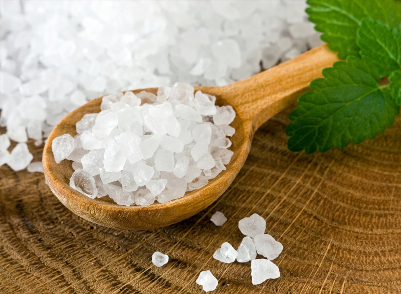 Muối có chứa natri, với số lượng cao làm mất nước tế bào da của bạn.