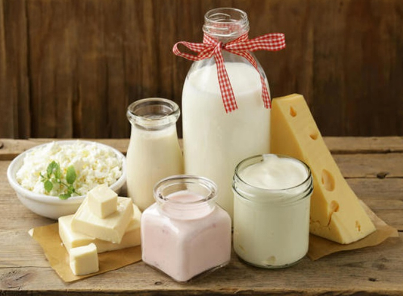 Sữa, pho mát và các chế phẩm từ sữa khác vì chúng có tính kháng viêm tự nhiên làm cho làn da của bạn kém sắc